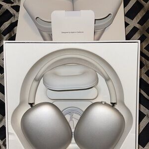 Apple Airpod Maxes Silver